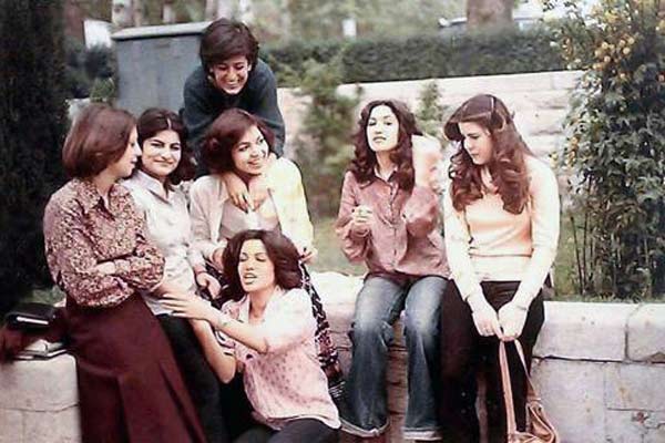 women in Iran without hijab before revolution 